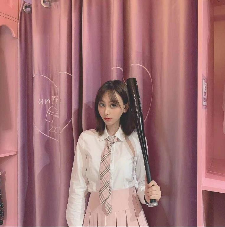 苗条型大胸嫩妹小梦